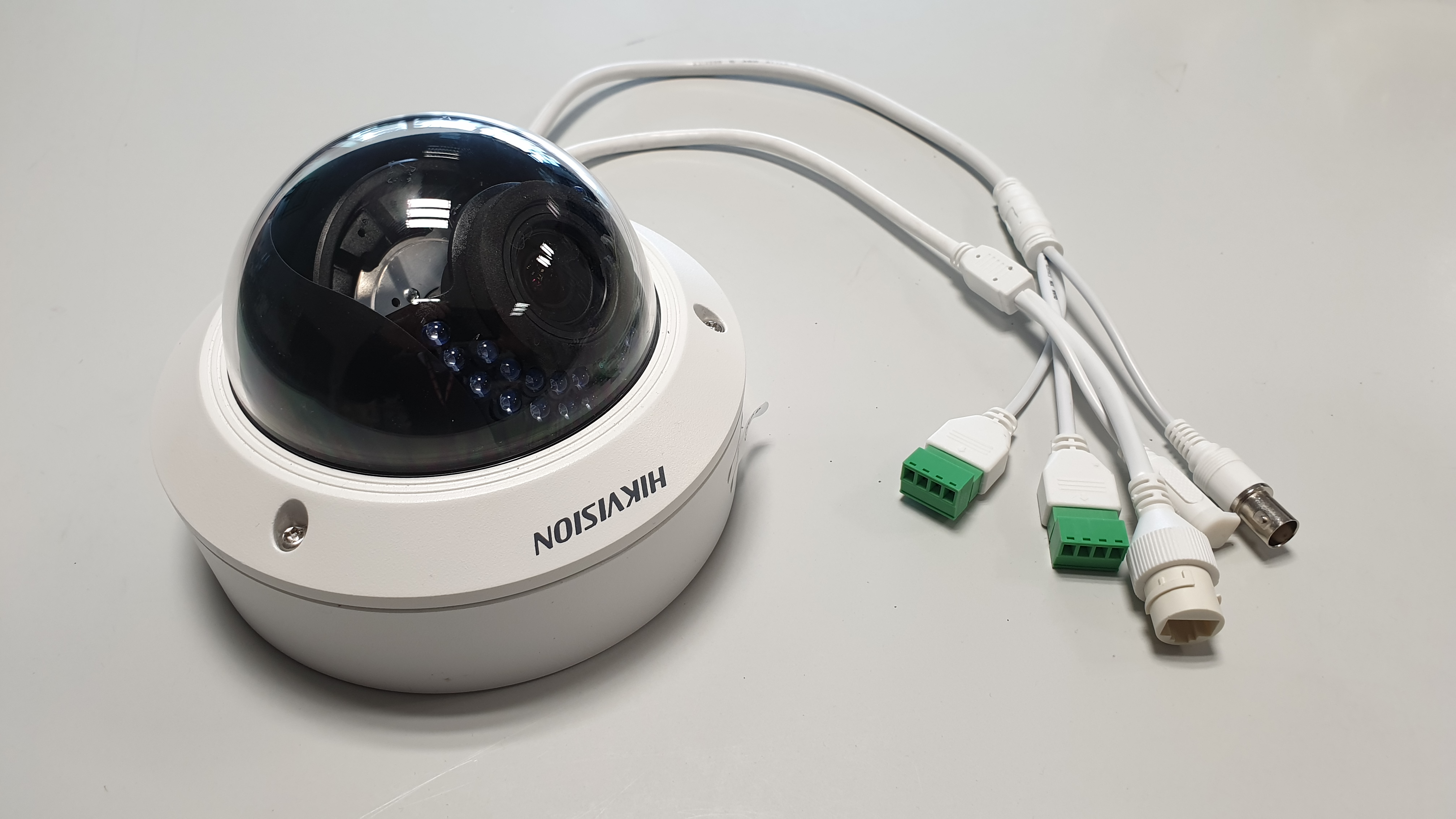 Hikvision DS-2CD2742FWD-IS IP camera