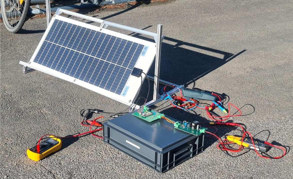 Chargeur solaire de super condensateurs