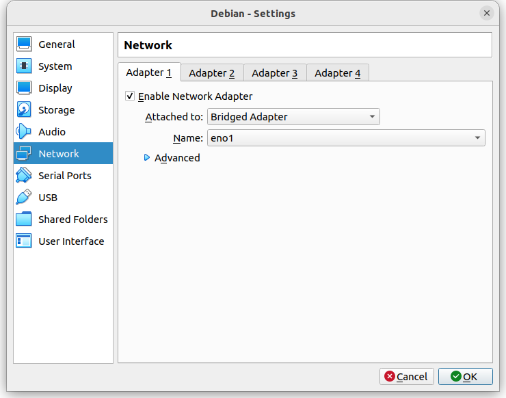 Sélectionnez bridged adapter dans les paramètres réseau de VirtualBox.